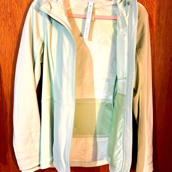 New LULULEMON JACKET - Picture 3 of 13